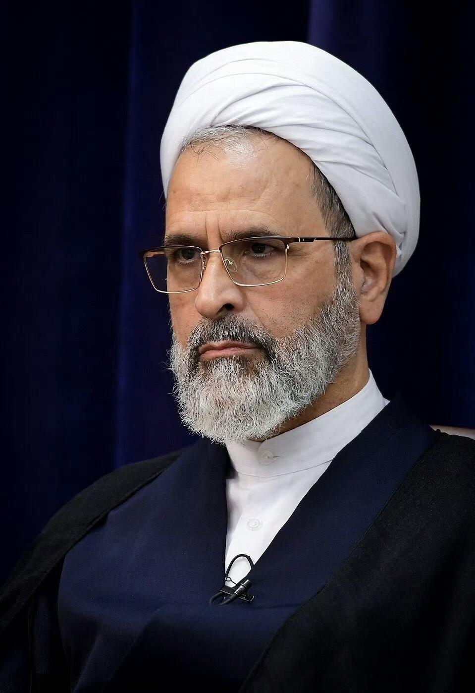 阿拉菲是哈梅内伊30余年一手提拔的绝对亲信，胜似父子。2026年2月28日，