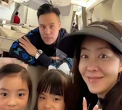 同一个肚子里出来的双胞胎，熊黛林的两个女儿，硬是长成了两个极端。​​​