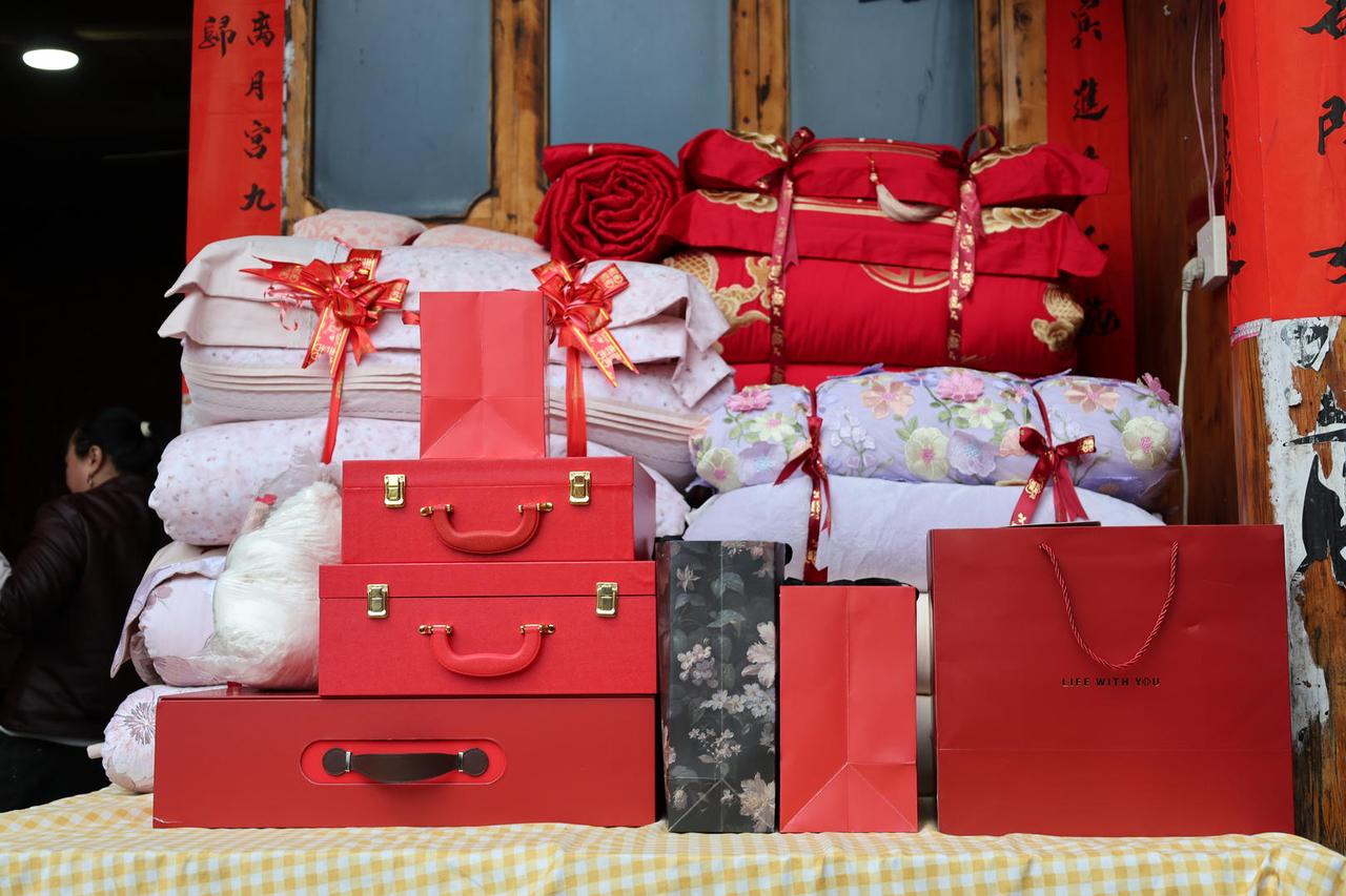 “这家女孩谁娶谁幸运！”贵州铜仁，一男子小女儿出嫁，女婿在婚礼当天准备了9999