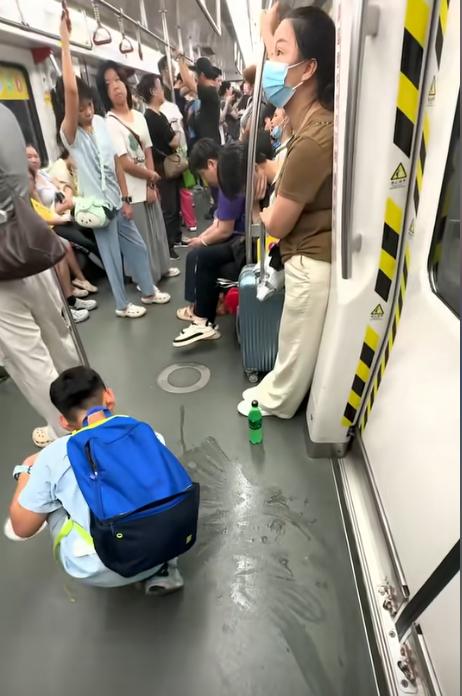 “小小年纪，火上人民日报！”广东广州，小男孩坐地铁喝饮料时，不小心洒在了地上。但