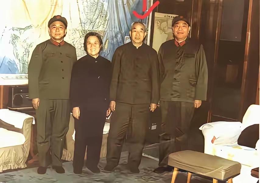 不是我吹！我敢说，这张照片里的人，如果你能认出三位，说明你的历史知识非常丰富，至