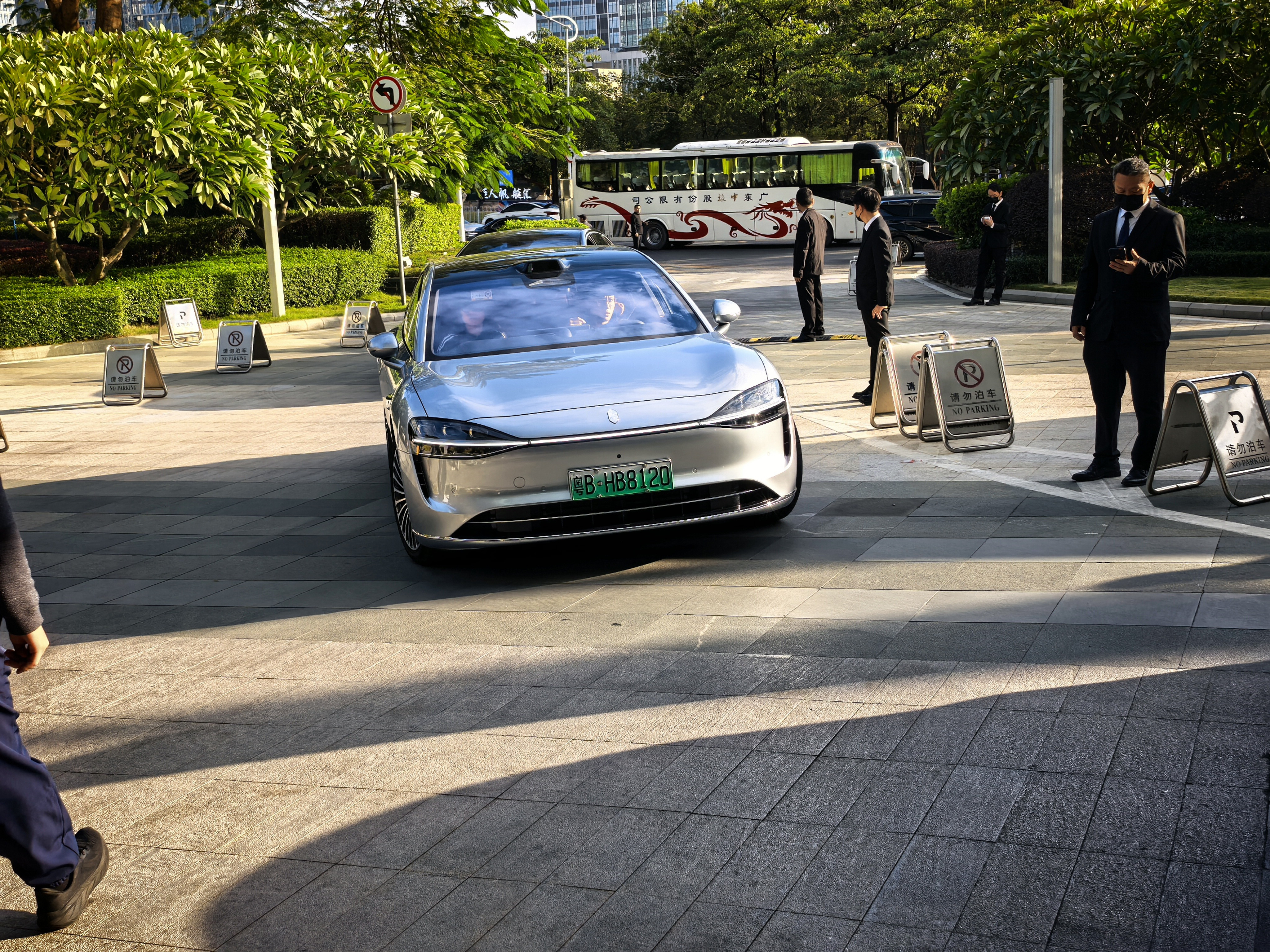 咦，看见一辆银色享界S9T，好看呀。