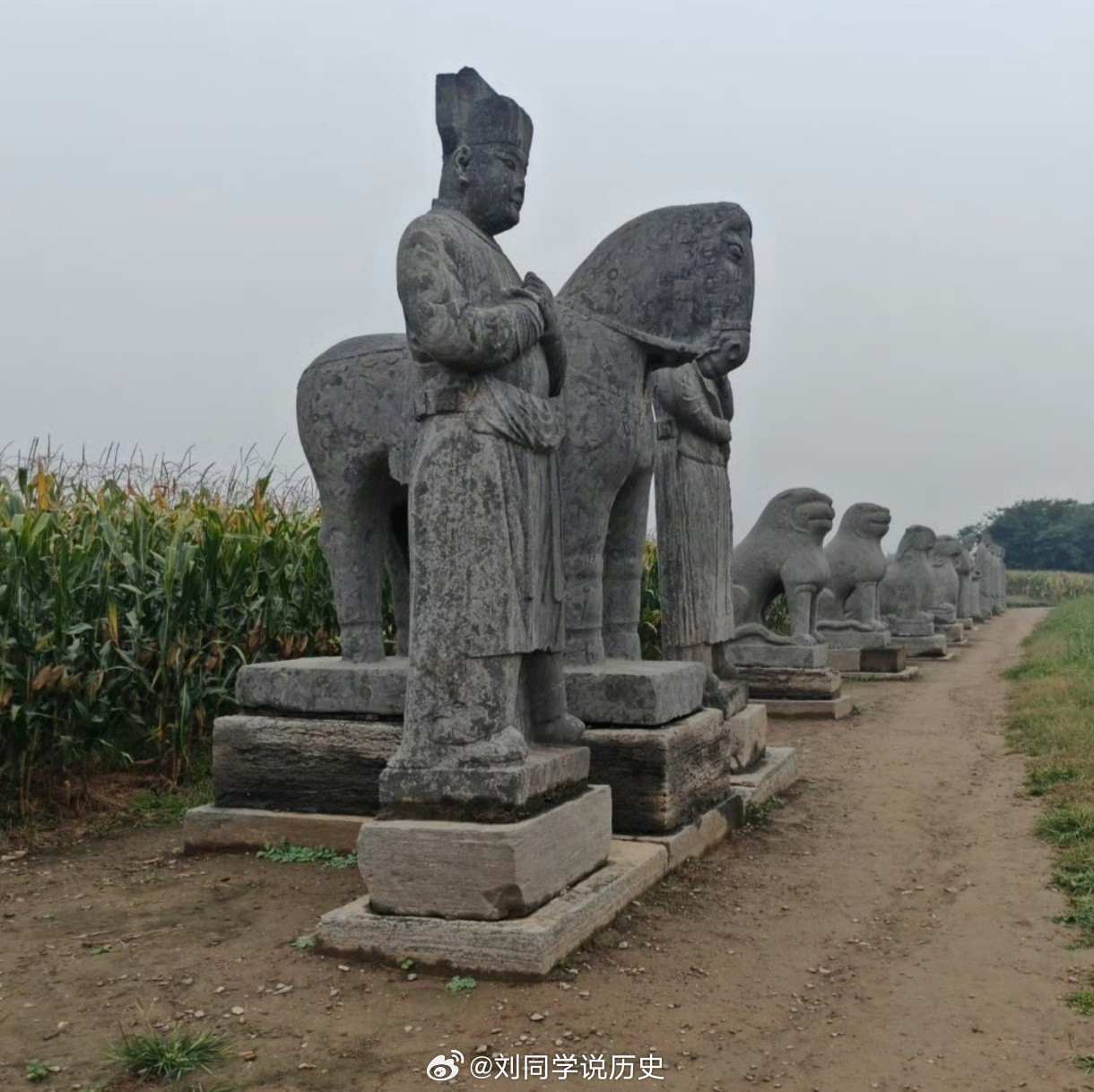 【北宋皇陵应该做有限的保护吗？】近日，巩义对部分北宋皇陵的石像生所在区域，进行地面加固——抹水泥，有