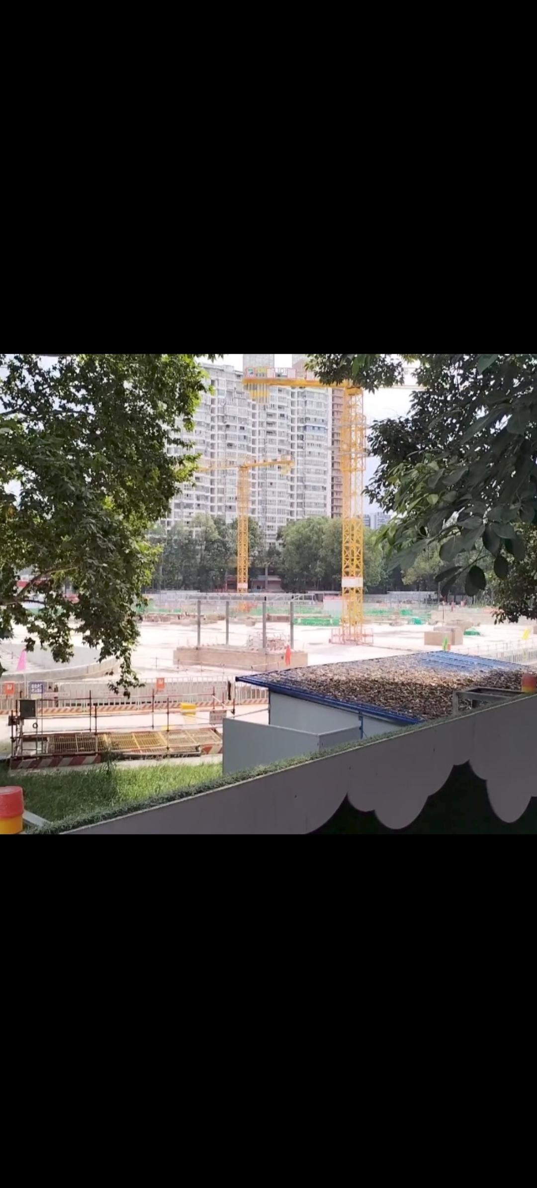 绵阳人，每当踏上建国门过街天桥时，都不约而同的把目光，投向西侧人民公园地下停车场