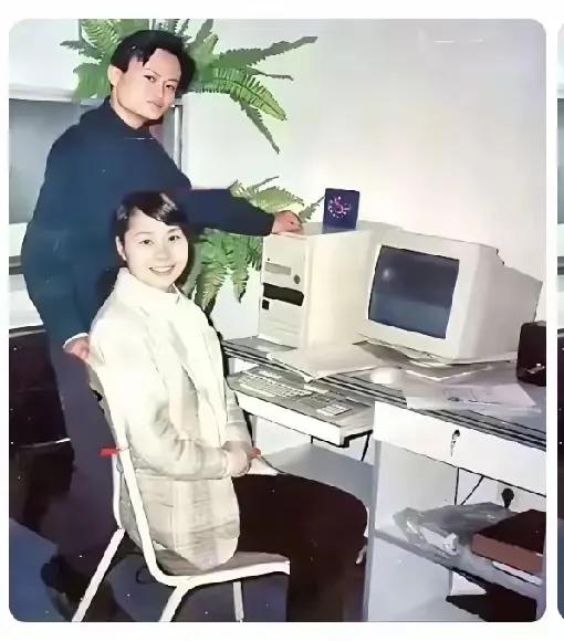 马云和妻子张英早年合影的一张老照片，对于他们夫妇二人而言，非常珍贵。这张老照片