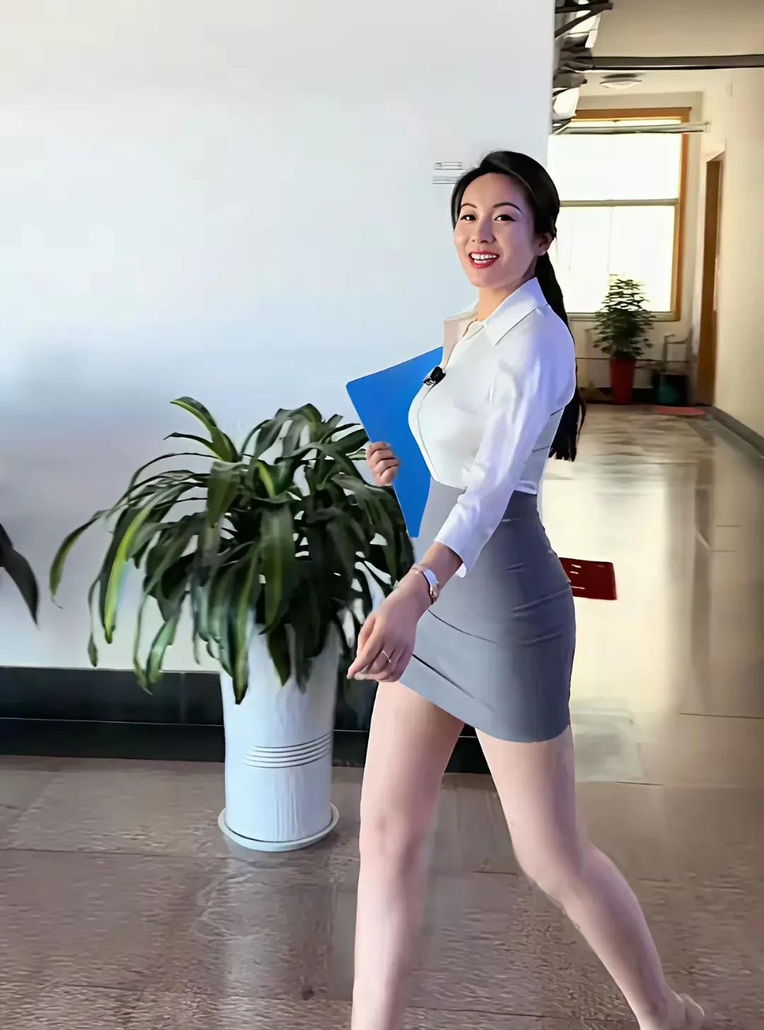 小姐姐在职场走路都带风！一身利落穿搭配上包臀裙，把自信写在了脸上。往公司里这一走
