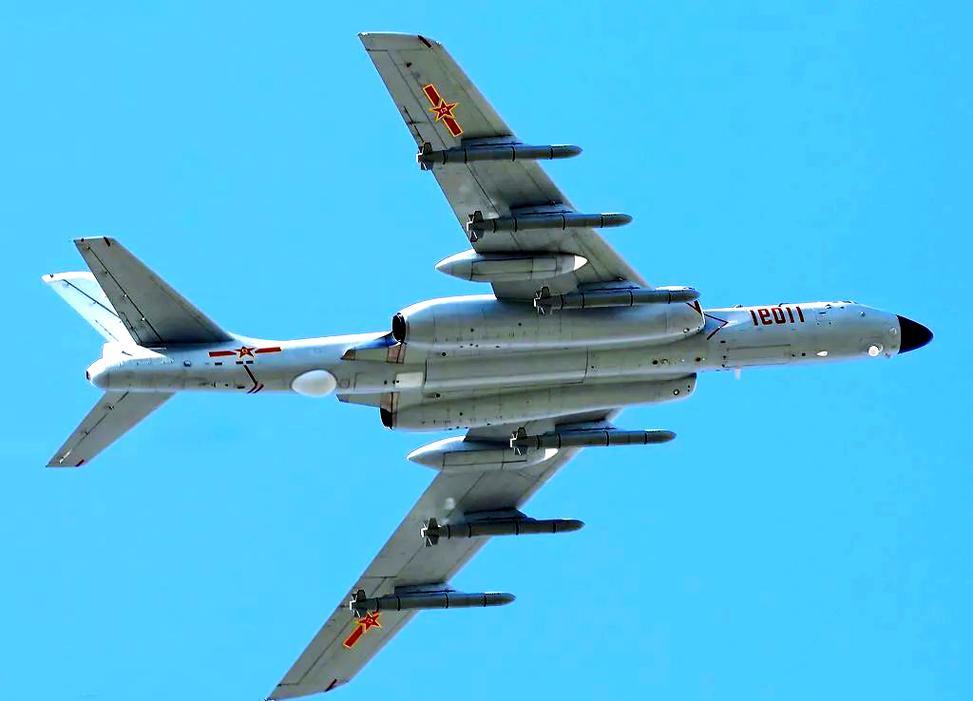 别再看不起轰-6了！260架集群出动，百枚导弹让美军航母避之不及许多人提起轰