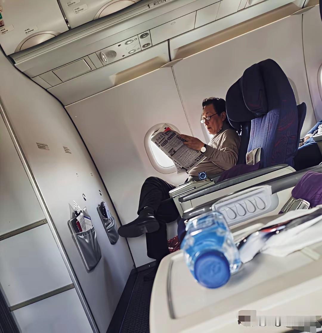 飞机机舱偶遇唐国强，大背头戴眼镜，狭小的客舱空间，充满旅途的松弛感。镜头下，唐国