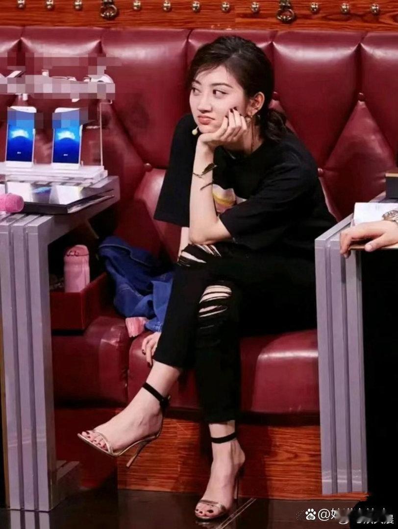 景甜的脚形态绝美，在见过的里面算得上十分出众。​