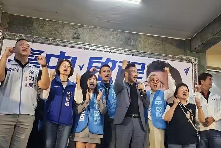 北屯区向来是卢秀燕的根基，这次江启臣在这里举办“台中启程”北北屯见面会，加强阵地