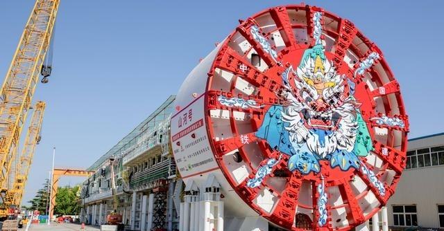 盾构机都是一次性的?完工后直接就地掩埋?盾构机,本质上就是一种专为隧道挖掘设