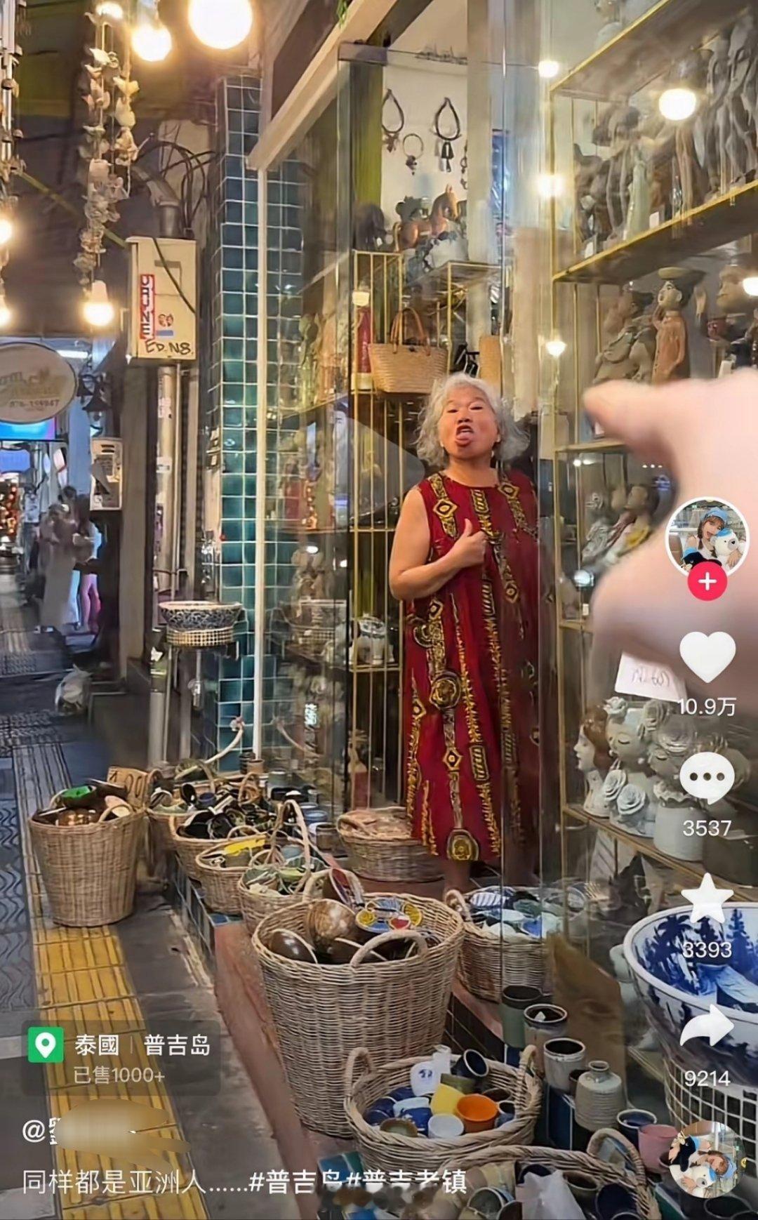 各位去泰国普吉岛旅游要小心这位店主！一位博主在游玩时，竟然遭到这位泰国店主辱骂