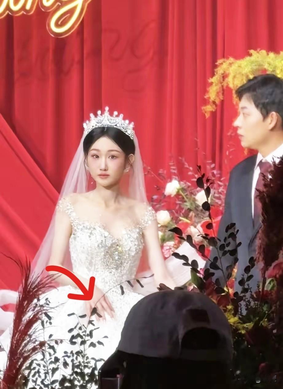 看了陈雪凝的结婚照，我特意去查了一下，真的被吓到了！照片里她笑得挺甜，身边