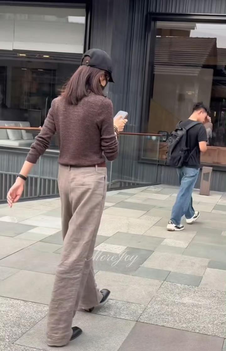 孙千在成都太古里被碰见，别人还穿着短袖，她已经套了件薄款毛衣。她靠《早春晴朗》尚