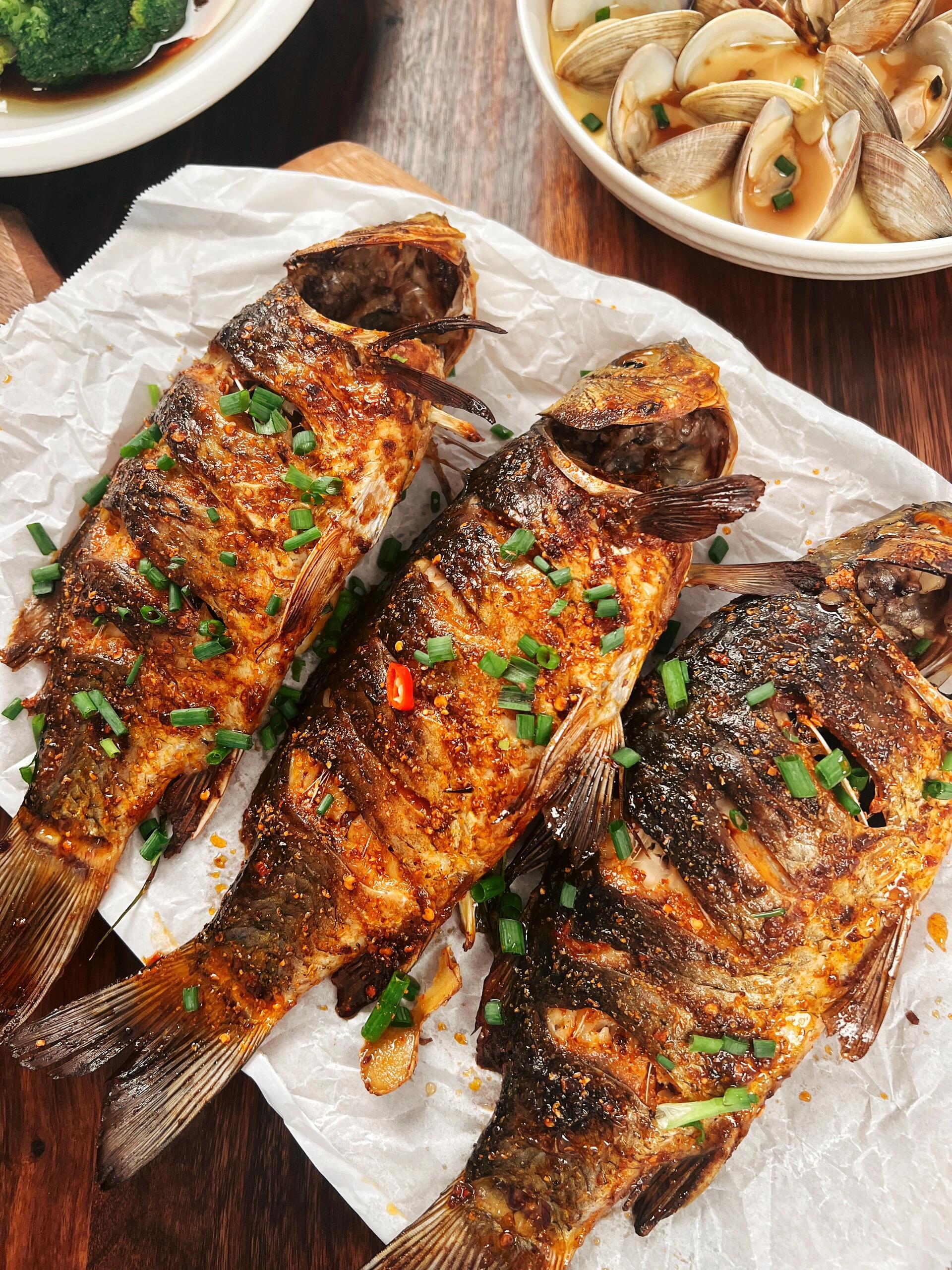 终于实现烤鱼自由啦👏有烤箱的宝子快冲！周末闲暇，不妨动手做这道香到迷糊的烤鱼，