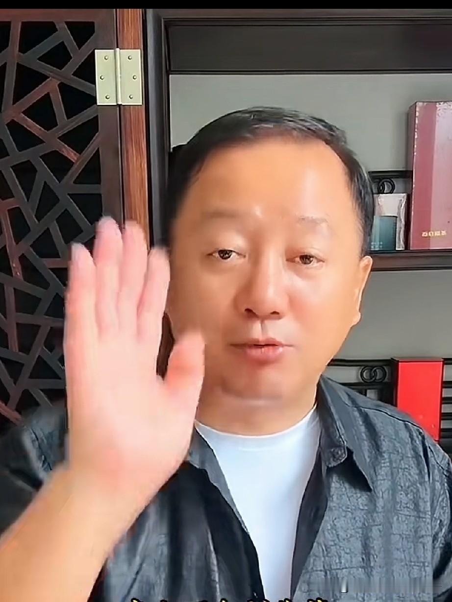 演员唐鉴军在直播的时候以坤哥自居，他信誓旦旦的举手表现决:“坤哥这辈子从不坑人、