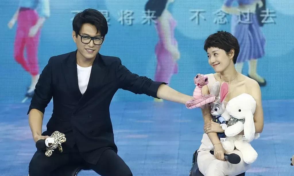 靳东与马伊琍同框时，马伊琍主动靠近，他却直接将人往旁边推，肢体疏离感很明显。可
