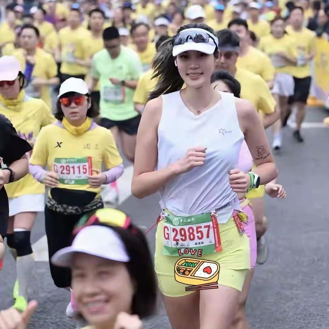 武汉马拉松最出圈的不是冠军，是这位参赛号G29857的长腿美女！镜头里她大步流