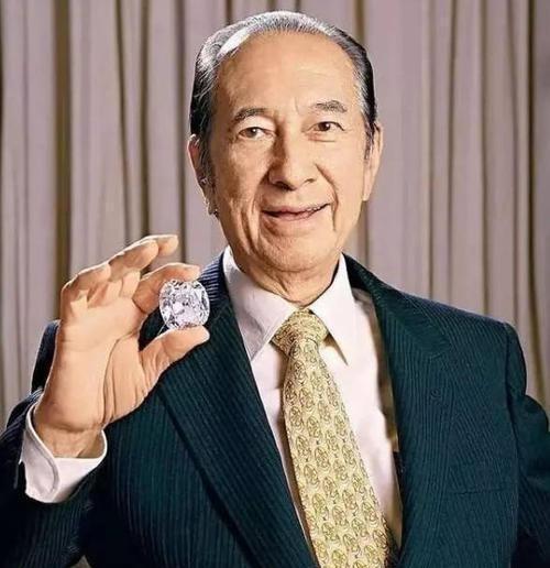 1964年，曹达华在澳门赌场贵宾厅里，输掉了3亿身家，放现在值1500亿，赌王何