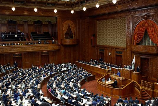 日本终于露出了凶狠的獠牙这次对中国的全新定位，不仅标志着日本再次踏上军国主义的