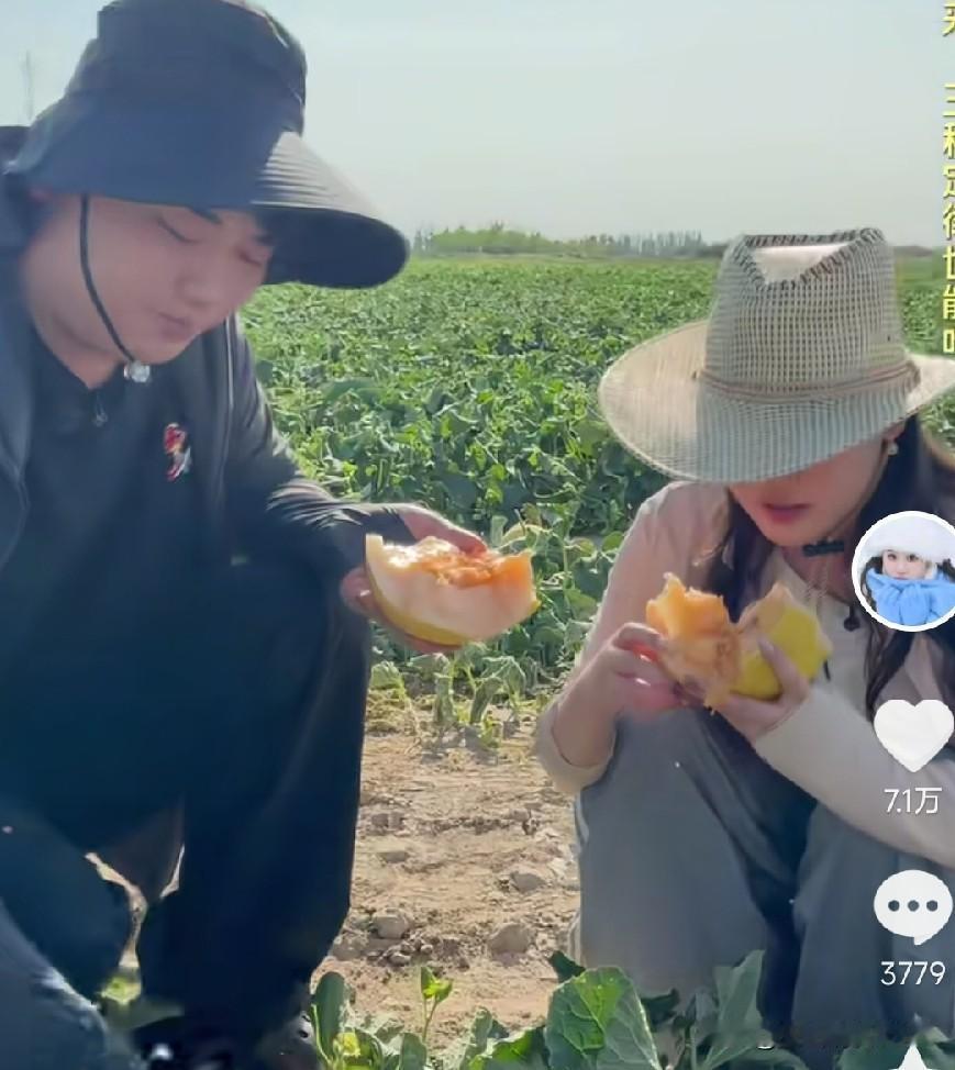 全进华和张家齐合体在新疆卖哈密瓜了，张家齐问是哈密瓜甜还是我甜，全进华喷出哈密瓜