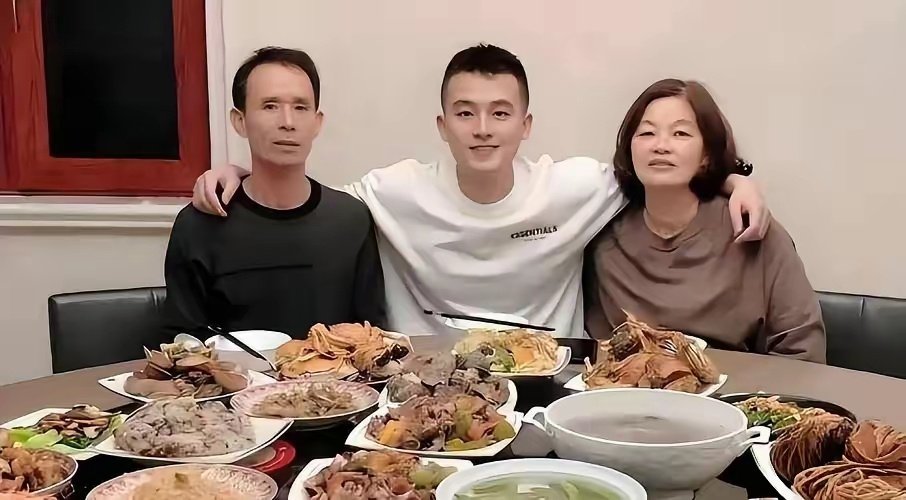 欧豪回福建平潭老家给父亲庆生，33岁的他难得和父母同框，荧幕上棱角分明的硬汉，站在爸妈身边笑得软乎乎