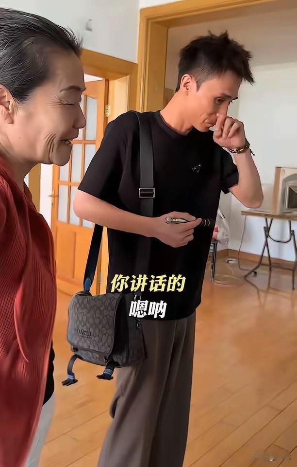 大妈就因为卫生间三块砖没贴搞，装修公司说免费重铺，她不干，开口就要2万，还说：“