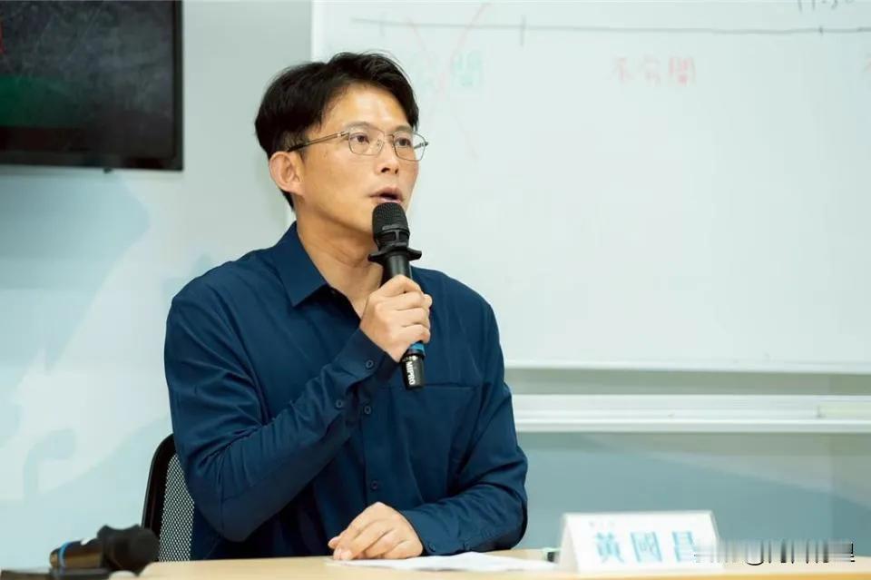 柯文哲为了讨好民进党，不惜抛弃黄国昌？这哪是结盟，分明是冤大头了！柯文哲一出