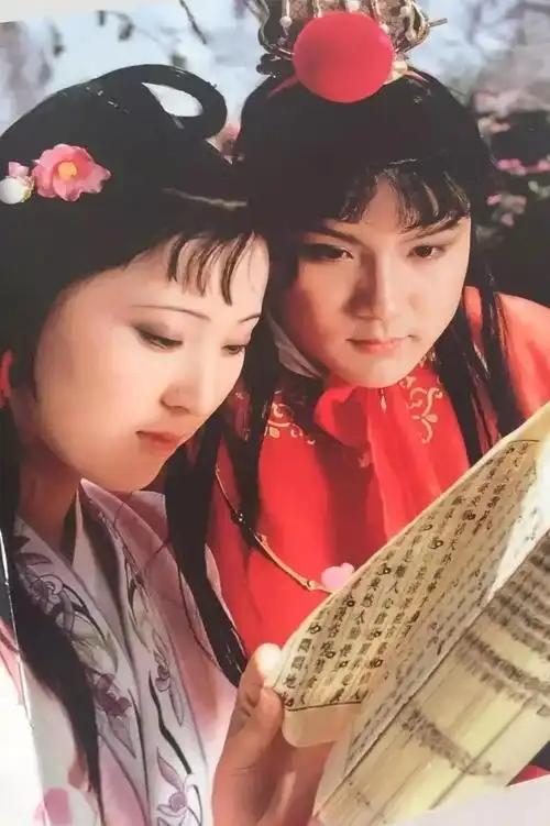 下联您请下联:水浒传中侠义郎。下联:西厢记中痴心人。下联:三国烽烟真英雄。下联