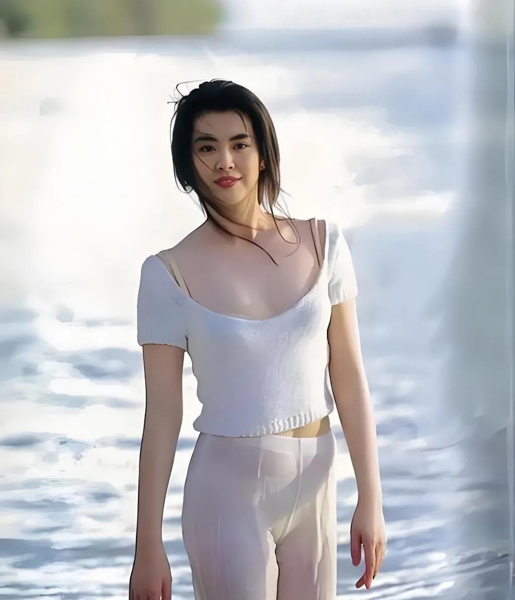 这张照片拍摄于1996年，中国台湾影视女演员王祖贤在海边玩耍时的留影。那时候的她