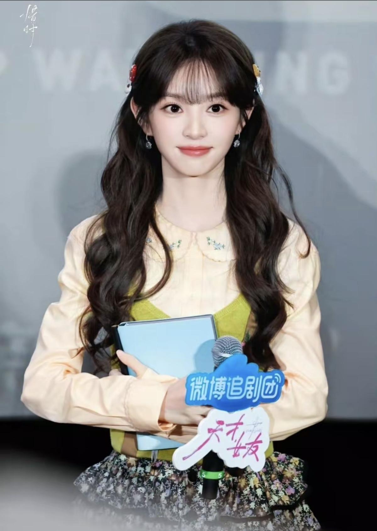  谁能拒绝田曦薇这种软乎乎的甜妹造型，每一帧都好治愈发夹、卷发、温柔浅笑