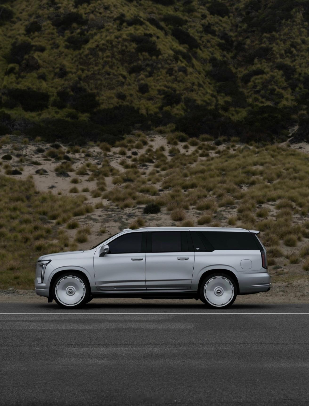 越野车大v聊车第五代凯迪拉克凯雷德外观风格更趋方正稳重，内饰迎来科技革命，搭载