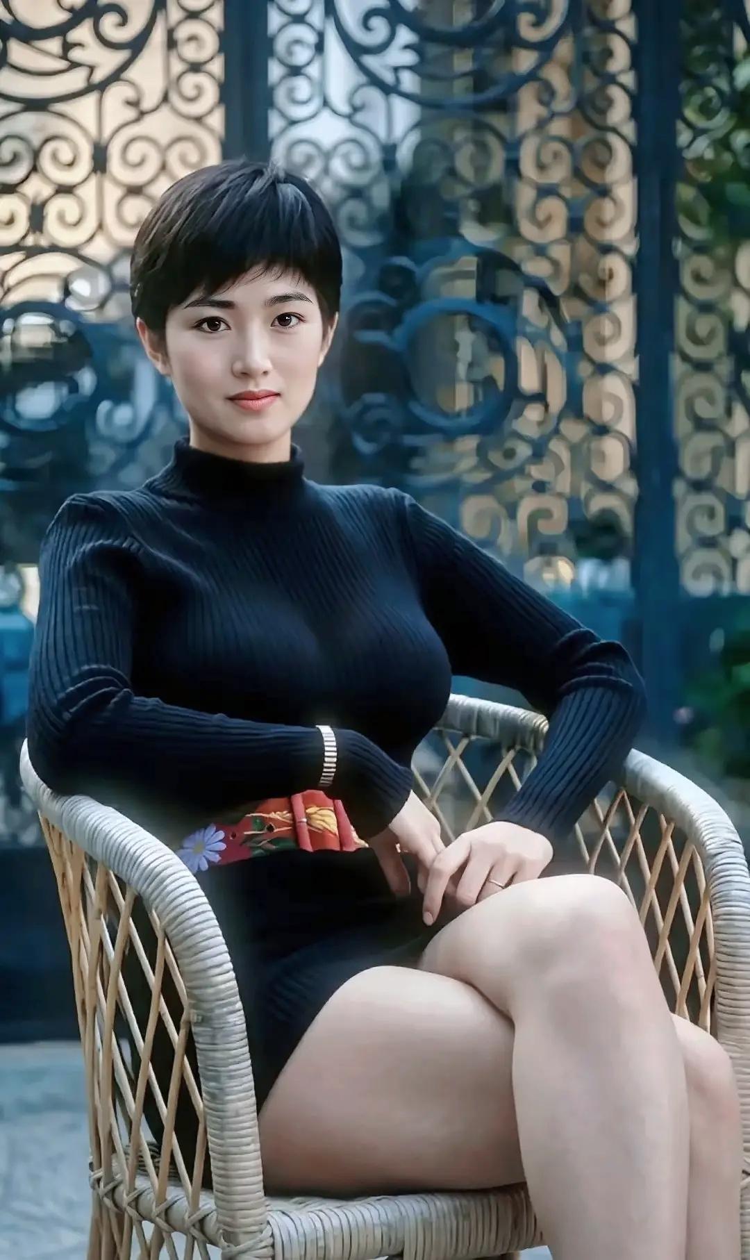 利落短发自带从容气场，简约黑衫穿出中年女性最耐看的松弛韵味短发御姐氛围感成
