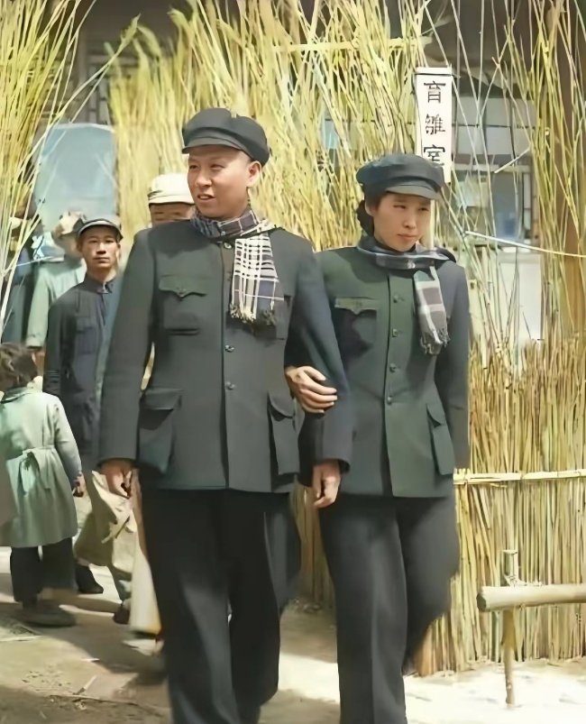 1948年8月21日，刘少奇和王光美二人在西柏坡结婚。两人身着统一的朴素干部制