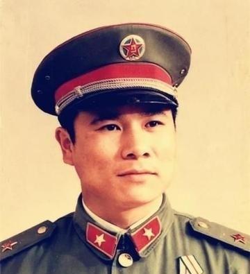 1979年中越战争，班长黄招强在清点人数时，习惯性喊了句“口令”，没想到，正是因