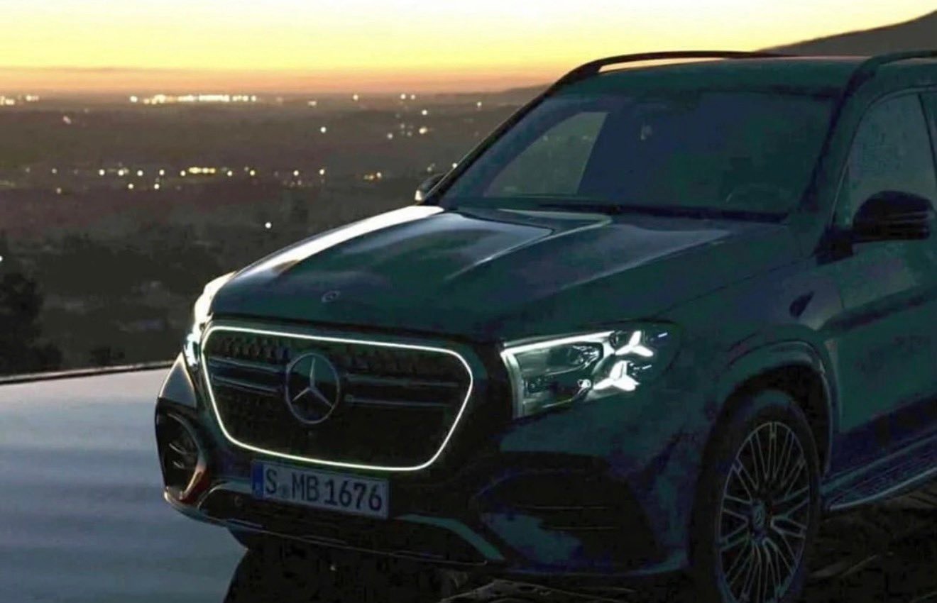 据说是3月31日将发布的梅赛德斯-奔驰GLS级的二次改款的泄露图，中网发光，车灯