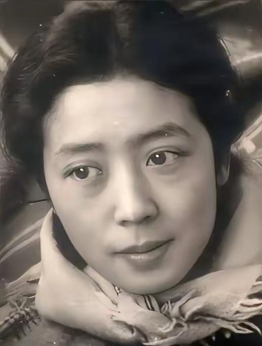 1940年，《雷雨》作者曹禺，出轨一个23岁的女学生，他的清华才女妻子得知此事后