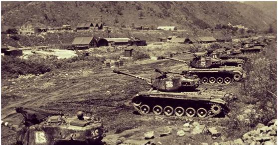 1951年，美军坦克向志愿军阵地冲来，可炮兵没接到命令，都不敢开炮。千钧一发之际