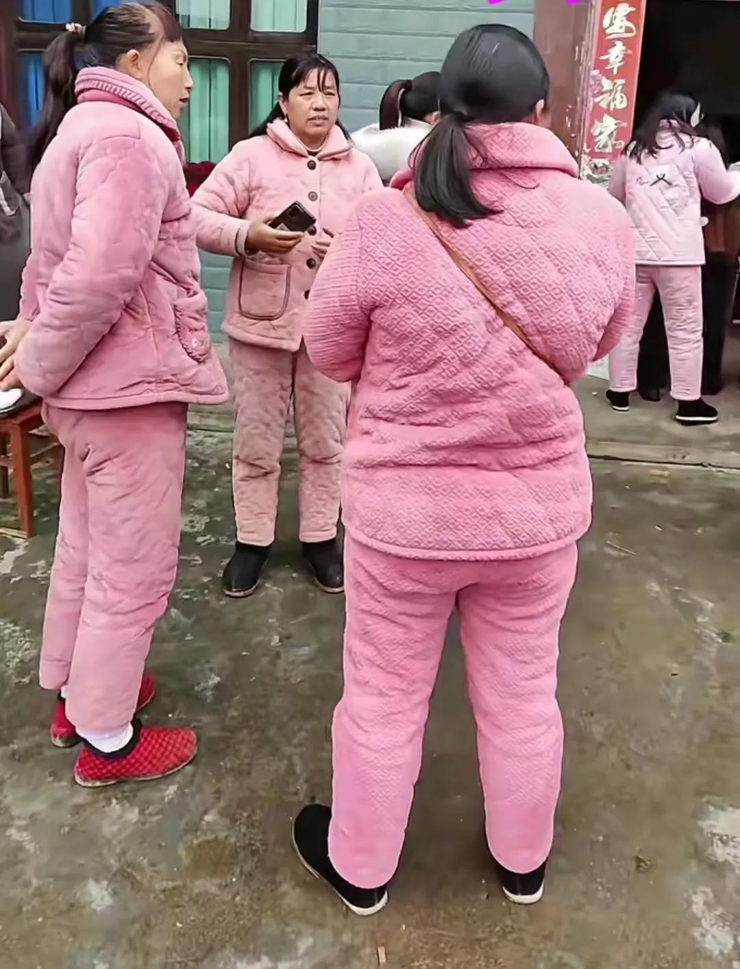 北方人到湖南逛街直接看懵，商场羽绒服专柜门可罗雀，大街上男女老少全裹着“省服”晃