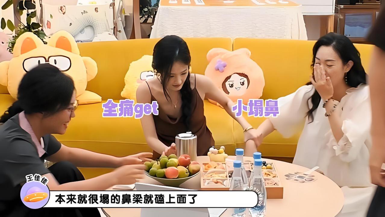李一桐手里那个杯子，我查了一下，直接愣住了刷到李一桐一张日常照，她手里攥着一