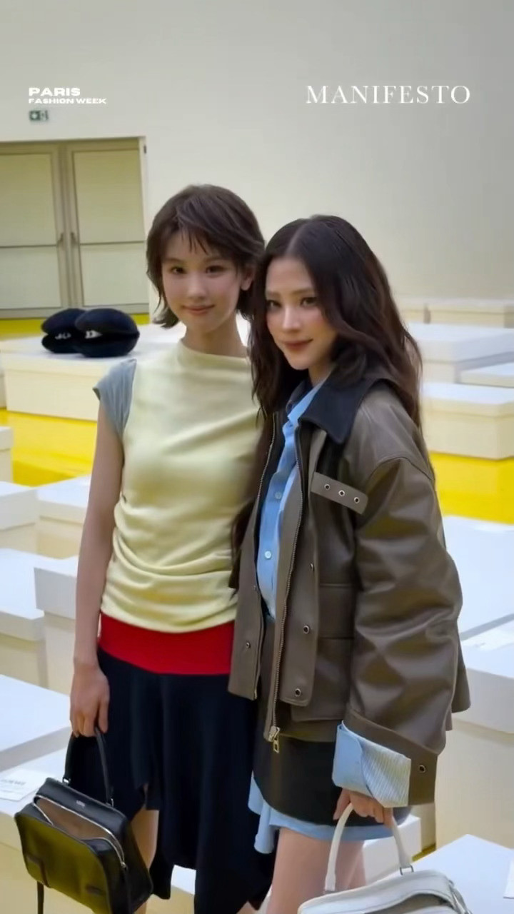 陈都灵小水罗意威秀场同框啦，陈都灵深情的看着小水，什么时候这张正面照才能放出来陈