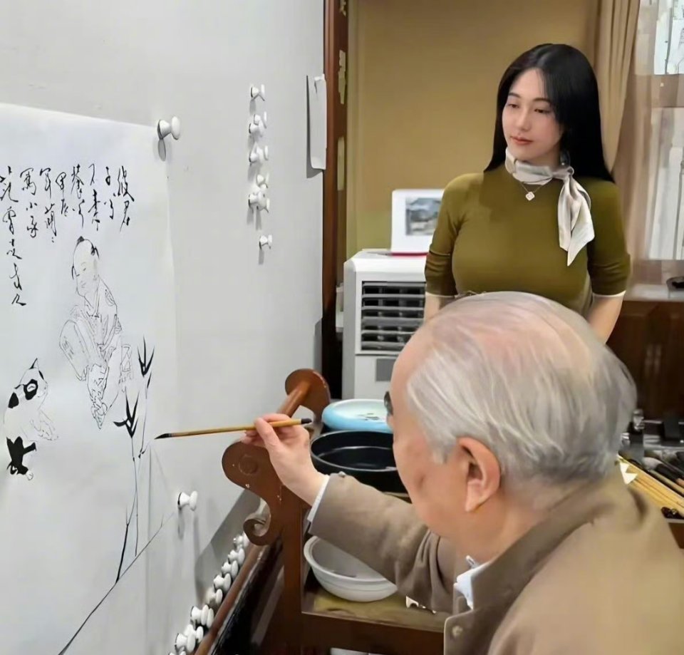 87岁的著名书法家范曾和小50岁的娇妻徐萌喜得一子，我又相信爱情了