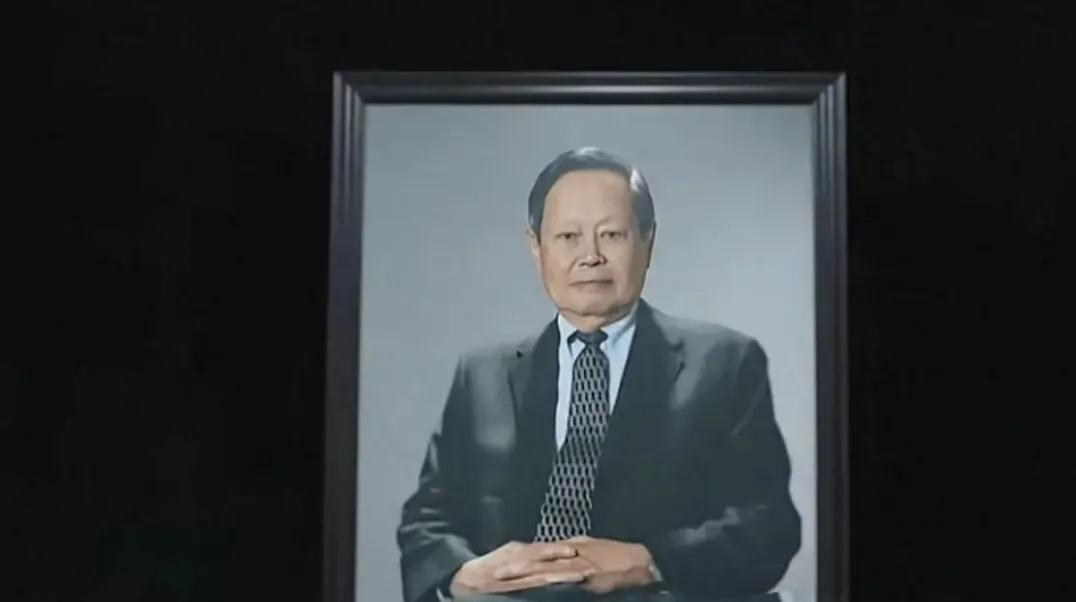 杨振宁先生走了，带走了他对物理学的无尽热爱，也留下了一个值得深思的问题——我们是