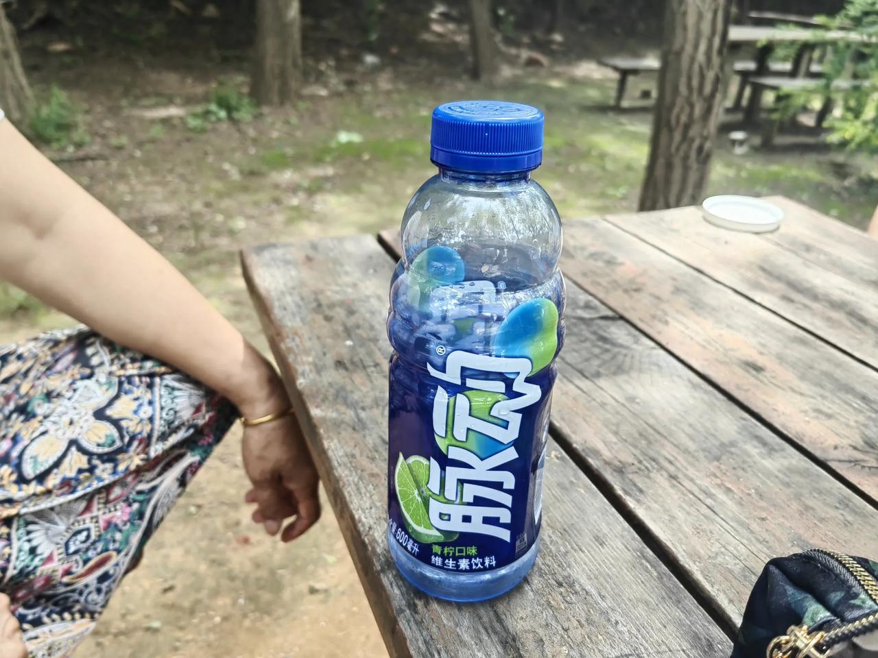 我这一辈子喝过的最贵的水。一瓶北冰洋一瓶脉动，你知道有多贵吗？昨天我们一家5