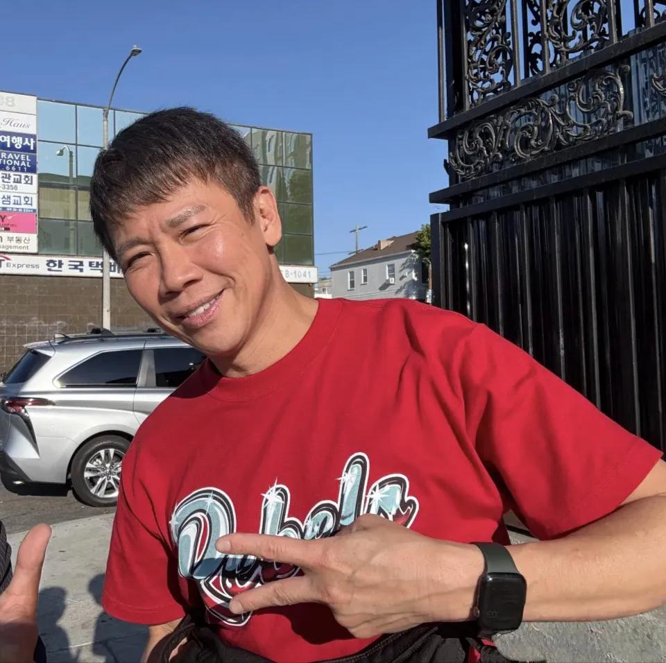 56岁陶喆现身美国洛杉矶，他的脸看着太奇怪了，像拉皮过度，有一种硅胶感，而且阿姨