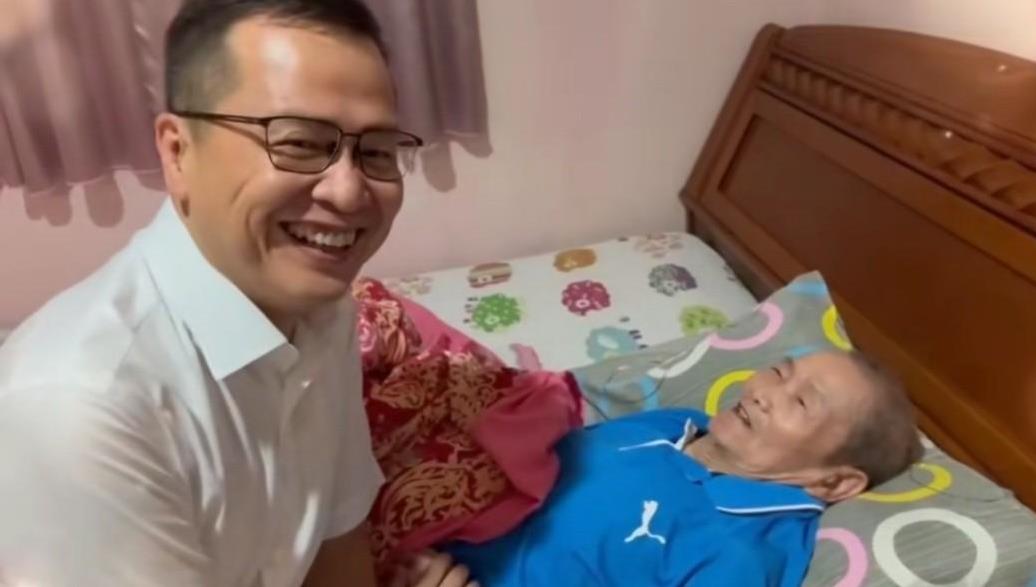 中国国民党党主席参选人罗智强近日回到家中把自己要参选的消息告诉了躺在床上有些失智