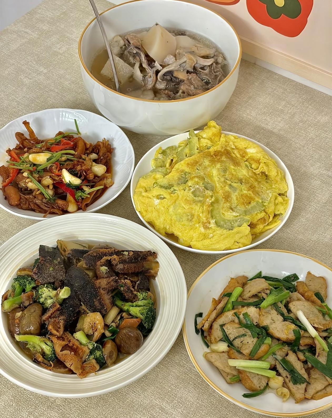 姑姑用心操持全家三餐，儿媳、孙女的饭菜都由她亲手打理。菜式丰富，清蒸鱼、肉汤