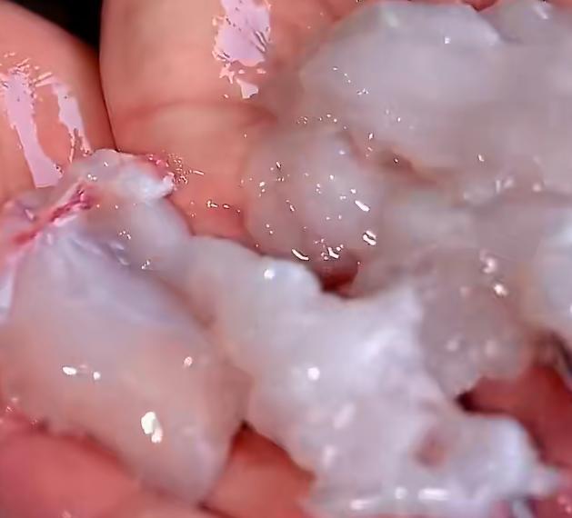 万能抑制食欲法！不挨饿、不伤身，吃饱也能瘦最近网上很火的万能抑制食欲法，其