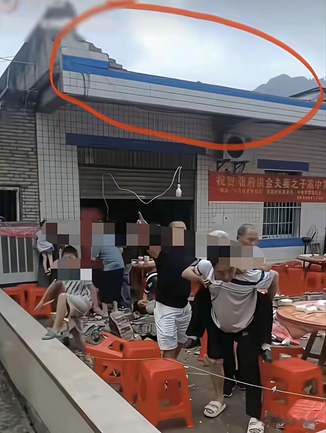 据亲属发声，事发农户是低保户，孩子努力考上不错的学校。家里原本不想办升学宴，是邻
