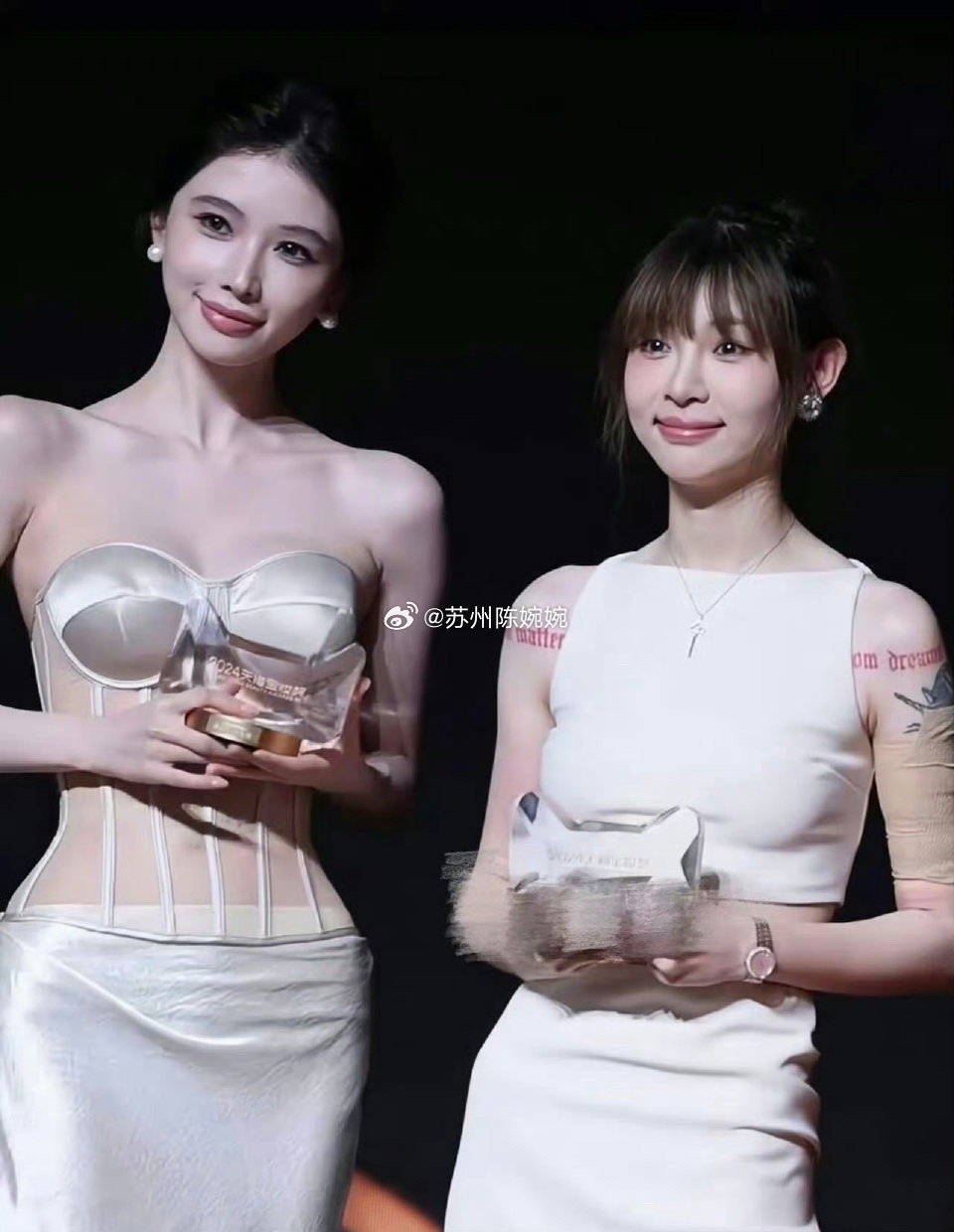 痞幼做医美了她和方圆站在一起才看出原来她这么娇小。两个人笑起来太像了，好像亲